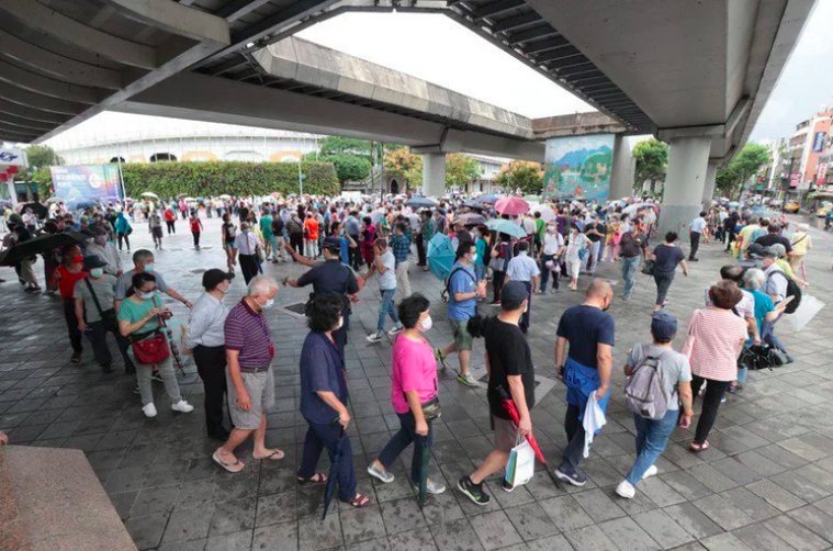 台北市第12輪疫苗預約，因為兩階段中央提出的需求落差大，導致台北市第一階段民眾搶...