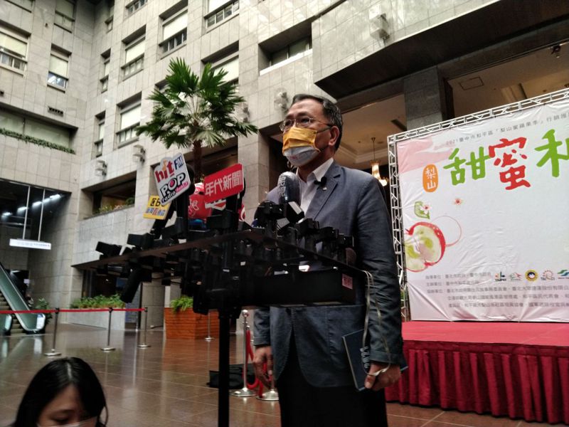 對於捷運站設接種點，讓民眾方便施打新冠疫苗？台北市副市長蔡炳坤表示，若中央有這樣需要，市府可以來規畫，看需求如何讓接種更方便性。記者林麗玉/攝影