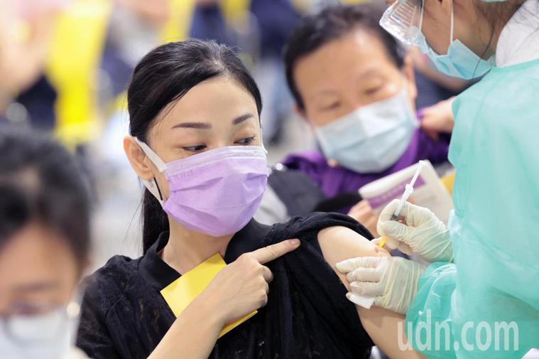 日本確定第六度贈台疫苗，30萬劑AZ明運抵。花博接種站全天為民眾施打AZ第2劑。...