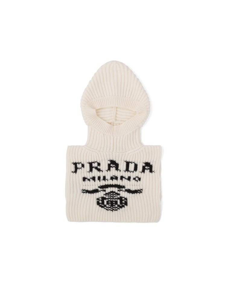 Prada Chalet期間限定店獨家商品-針織連帽脖圍，34,000元。圖／PRADA提供