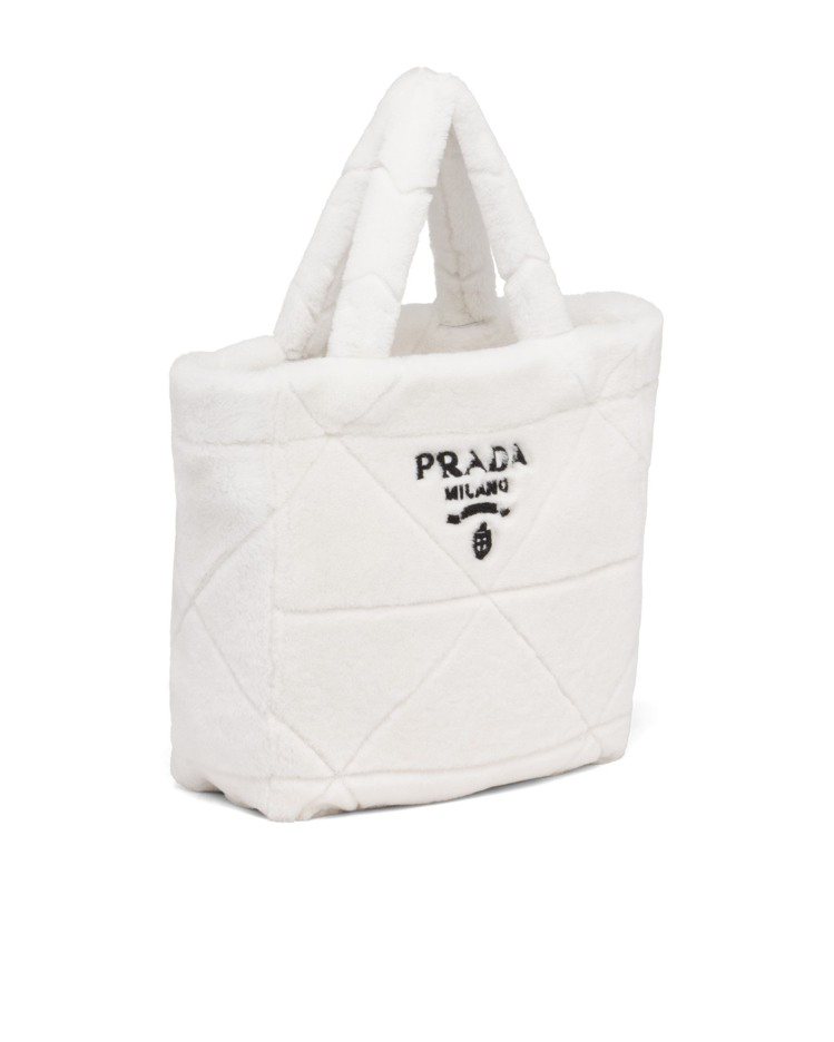 Prada Chalet期間限定店獨家商品-羔羊毛手提包，96,000元。圖／P...