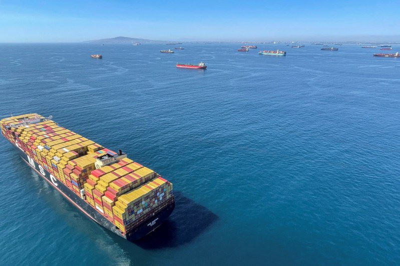 高盛估計，載有240億美元貨物的數十艘貨櫃輪，仍在加州外海等待進入洛杉磯及長灘兩座港口卸貨，而美國塞港情況可能會持續至明年中。路透
