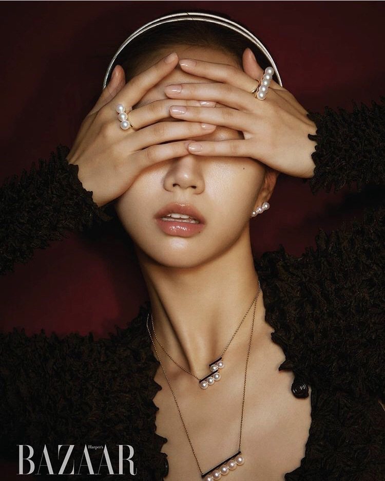 韓國女星惠利配戴TASAKI珠寶為韓國版時尚雜誌「Harper's B...