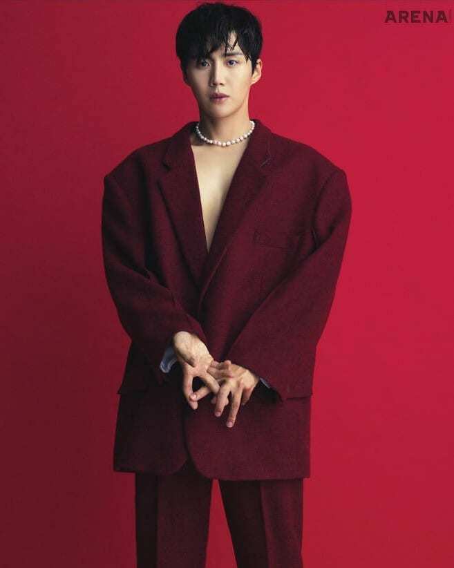金宣虎在《ARENA Korea》展現多重風格，他身穿magliano紅色羊毛西裝、配戴x te珍珠項鍊。圖／取自IG@seonhokime