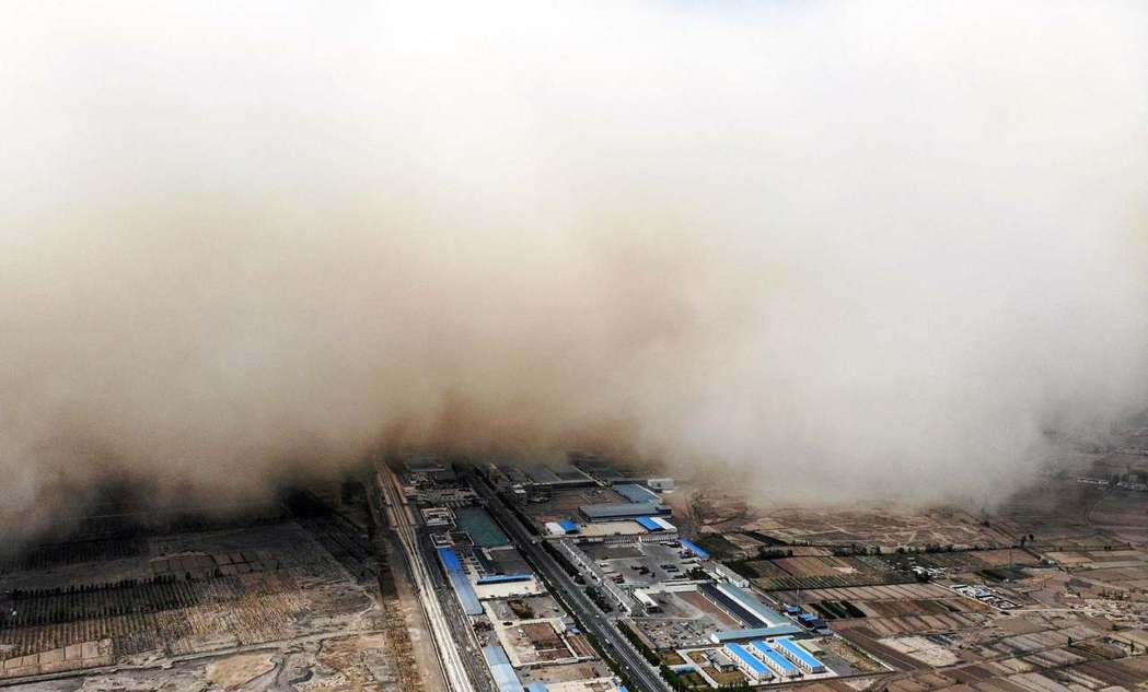 中國甘肅的沙塵暴。 圖／法新社