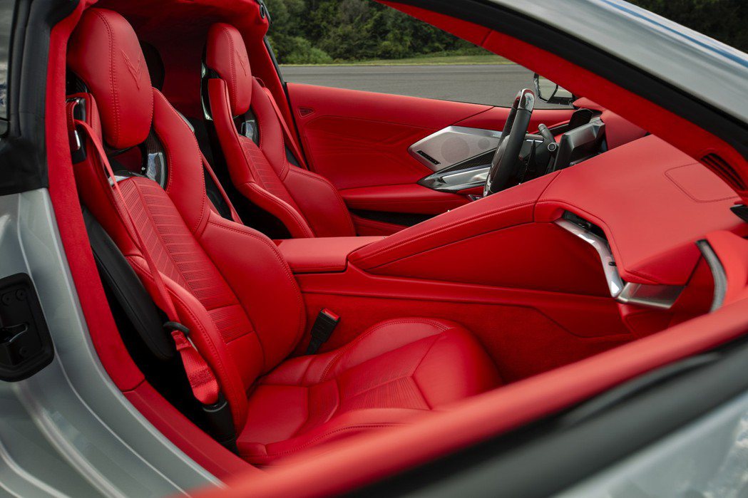原廠針對Corvette Z06的豪華度上也做了材質的提升。 摘自Chevrol...