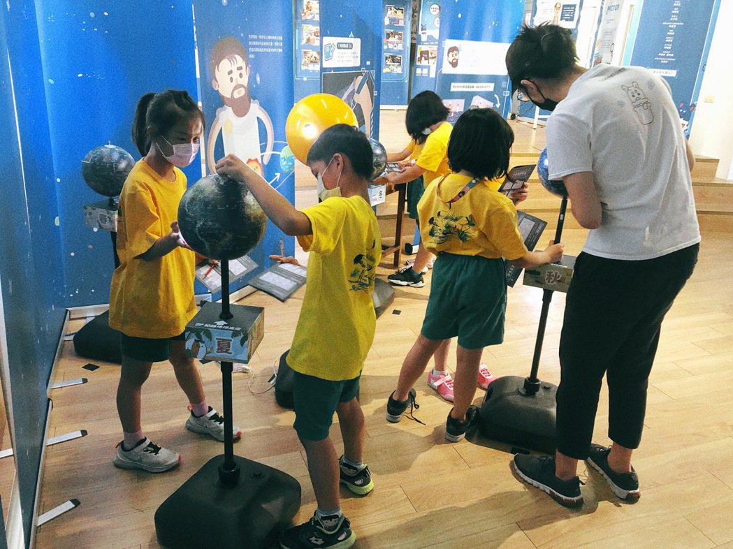 鷺江國小的學生在體驗及觀察展品的操作。 圖／「Lis情境科學教材」提供