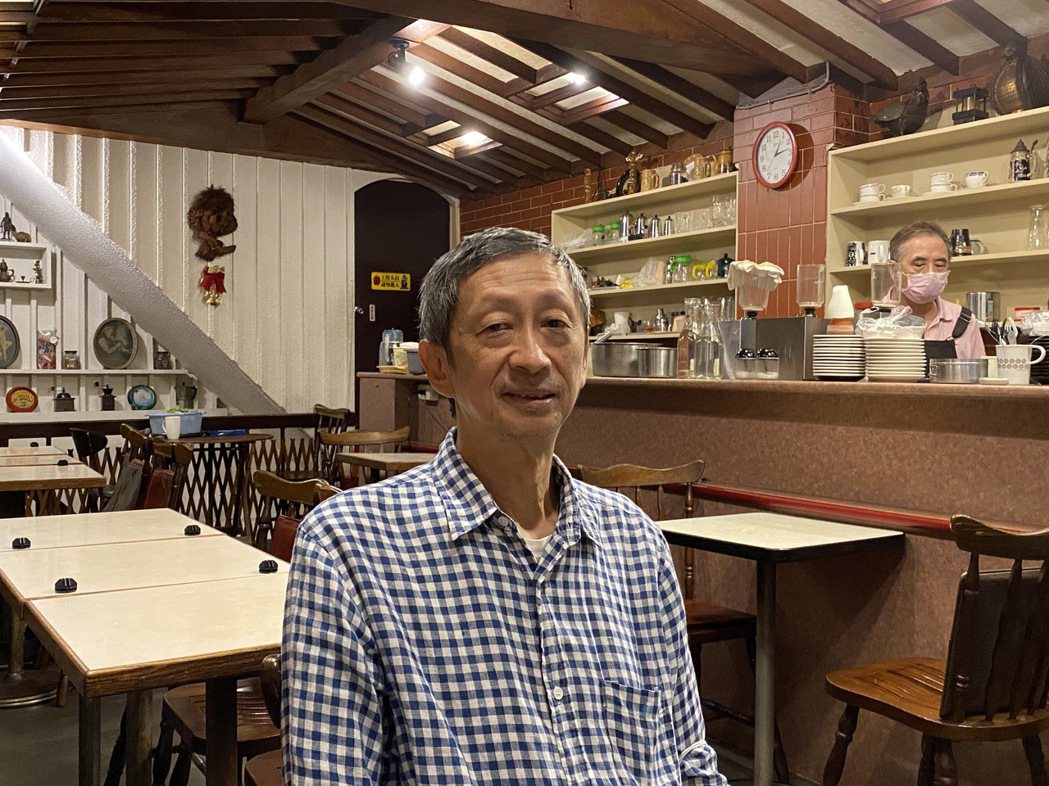 作家舒國治說，六七○年代的咖啡館整體來說，是很文藝的。圖／羅建怡攝影