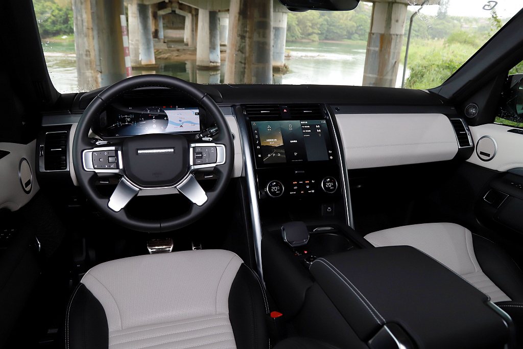 小改款Land Rover Discovery也換上新造型多功能方向盤以及排檔頭...