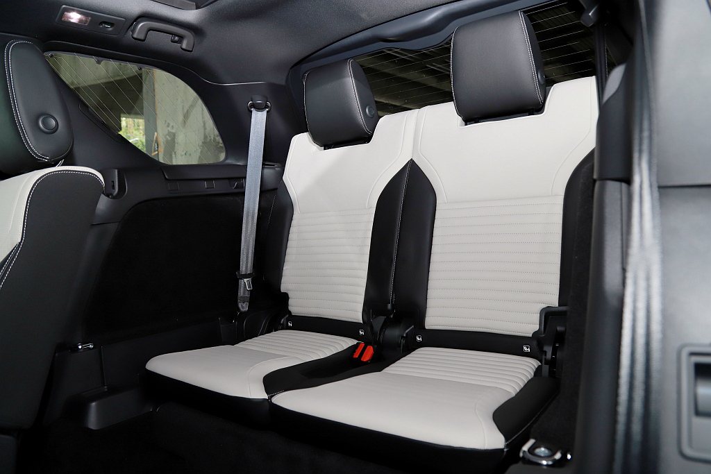Land Rover Discovery第三排座位能提供充足的頭部空間，搭配前、...