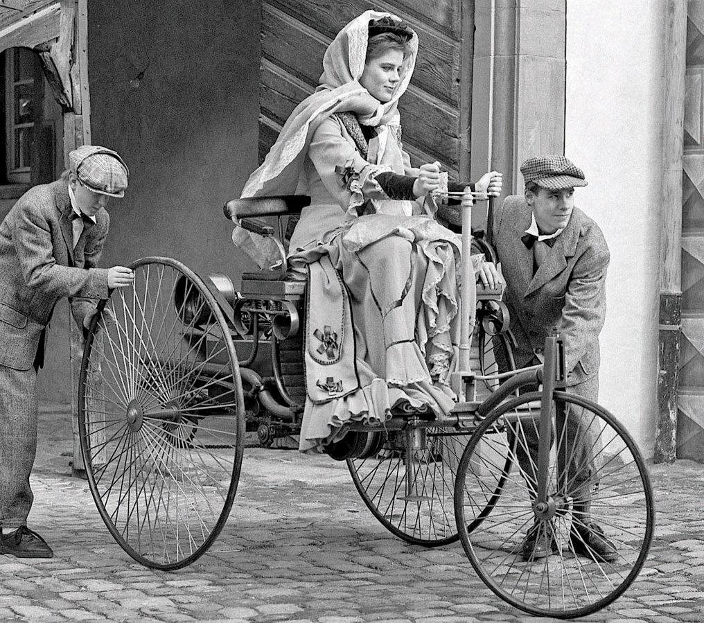 1888年的貝爾塔．賓士（Bertha Benz），開著「賓士3號實驗汽車」獨自...