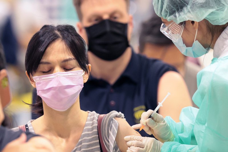 國內第十二輪疫苗預約截止，晚間宣布三度加開AZ及BNT疫苗，預計有24.8萬人符合資格。圖為民眾於花博接種站施打AZ第2劑。 報系資料照／記者蘇健忠攝影