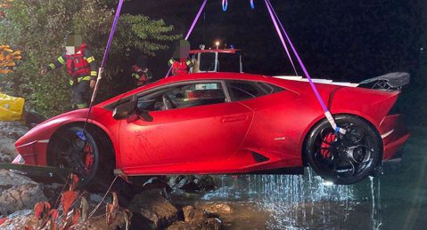 一輛好好的Lamborghini怎麼會掉入湖中？原因超級誇張！