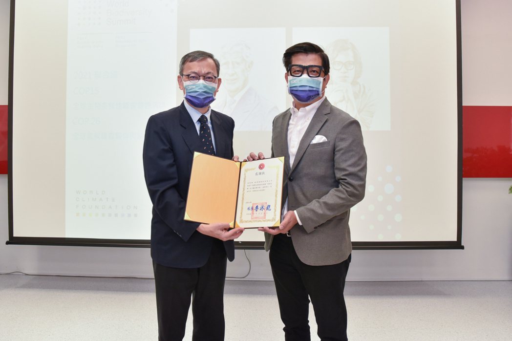 長榮大學校長李泳龍（左）致贈感謝狀給歐萊德創辦人葛望平。 黃啟銘/攝影。