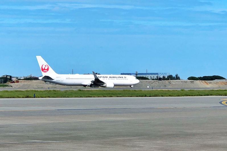 日本追加提供台灣30萬劑AZ疫苗，27日上午由日本航空公司JL-6729班機運抵桃園國際機場。中央社 中央社