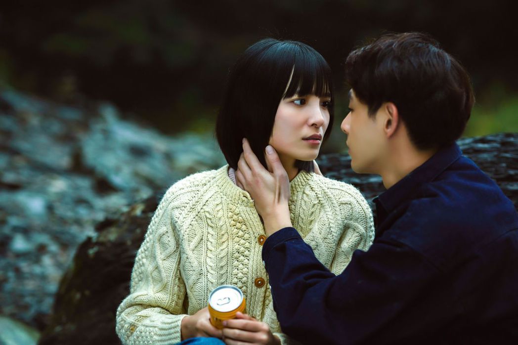 連晨翔(右)、吳子霏(左)在戲中的「溪邊初吻」讓他們印象深刻。圖／双喜電影提供