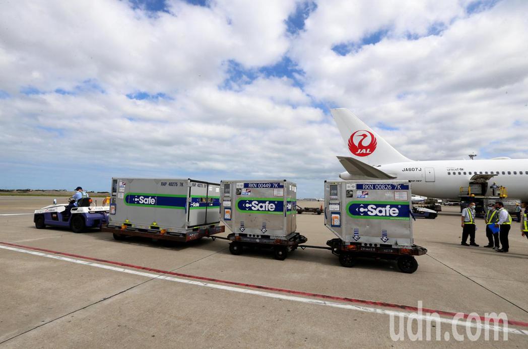 日本捐贈的第6批AZ疫苗30萬劑，27日上午由日本航空公司JL-6729班機運抵...