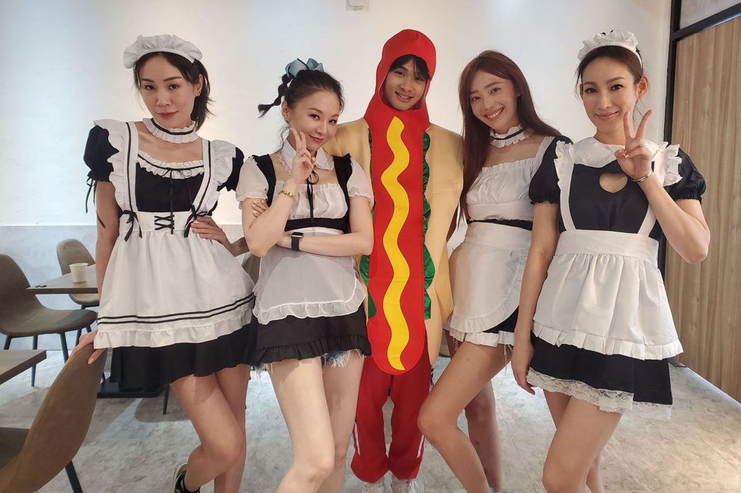 傅雅凡（左起）、花花（張嘉雲）、王心恬、李曉涵穿女僕裝擔任一日「早餐店員工」。圖