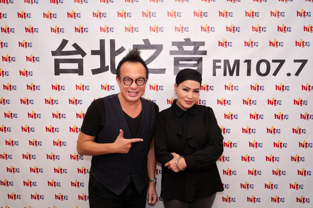 黃大煒（左）與潘越雲作客「HEY!MISS DJ」，首次電台同台暢談音樂。圖／H