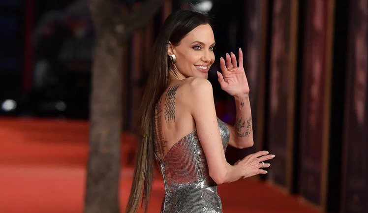 安潔莉娜裘莉日前在第16屆羅馬電影節舉辦的《永恆族》首映會上，因為沒有接好的髮型引發網友熱議。圖／VERSACE提供