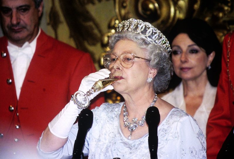 95歲的伊麗莎白二世是英國史上最長壽、在位時間最長的君主。英媒指她仍維持每日小酌的習慣。路透／PA Images