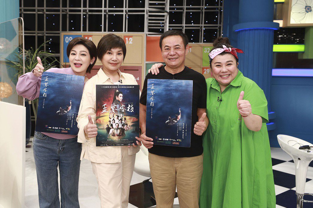 蔡振南(右二)、唐美雲和王彩樺一起上林美秀的節目宣傳。圖／民視提供