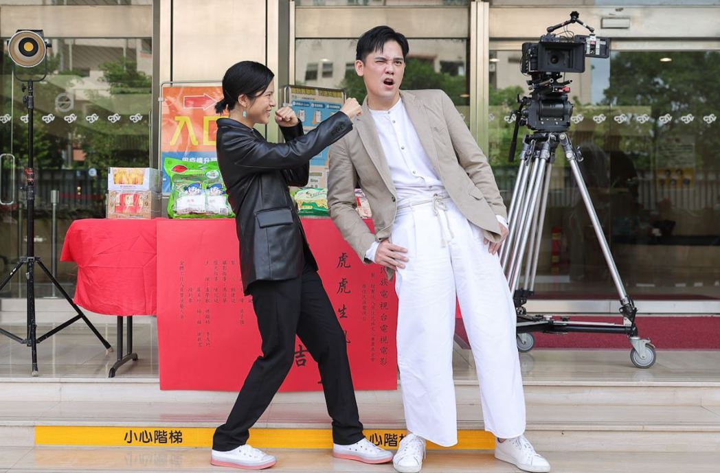 盧學叡（右）、李友珩出席新戲「虎虎生風」開鏡儀式。圖／原民台提供