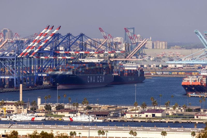 洛杉磯港壅塞。高盛經濟學家指出，解決供應鏈問題要靠四個步驟。路透