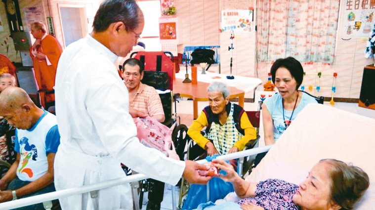 惠民醫院院慶彌撒會後，韓國乾修士與院內長者親切互動。圖╱韓國乾提供