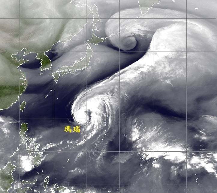 從衛星雲圖可見，「瑪瑙」颱風拉出自然優美的流線。圖／鄭明典臉書