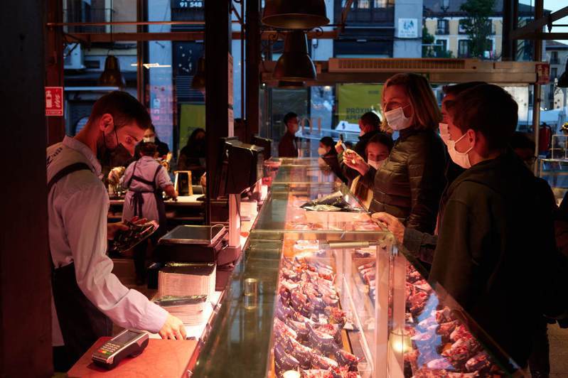 西班牙10月消费者物价年增率5.5%，创1992年以来最快增幅。图为民众在马德里一座市场内购物。新华社(photo:UDN)