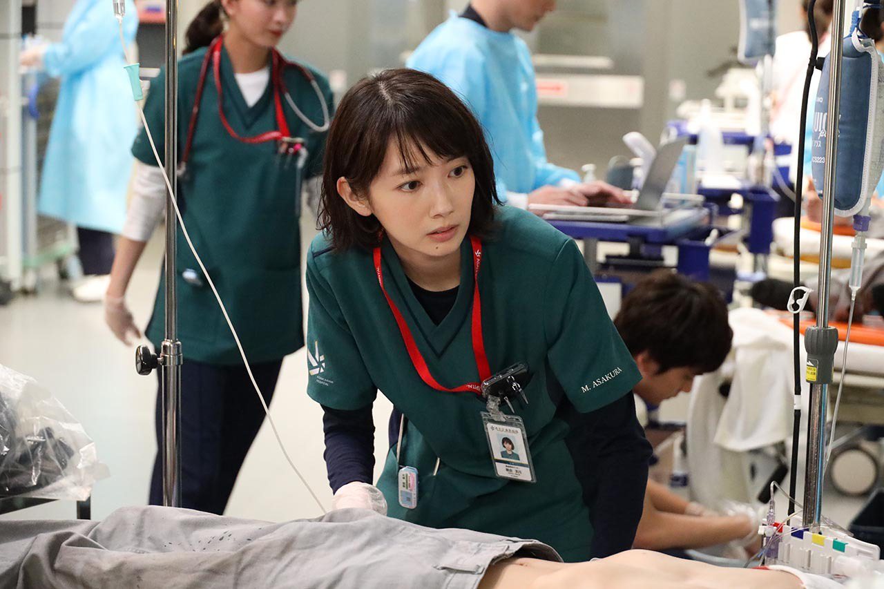 在《遠端戀愛》中飾演職醫的波瑠，在本劇擔綱主演。圖／翻攝富士電視台