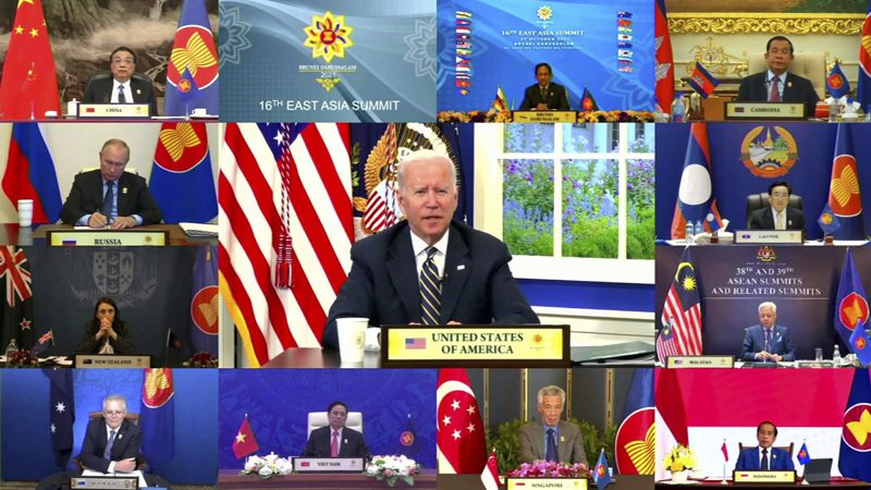 美國總統拜登27日透過視訊在東亞高峰會上指出，美國「對中國在台灣海峽採取脅迫及強勢行動深感擔憂」，並重申美國對台灣的承諾「堅若磐石」。美聯社