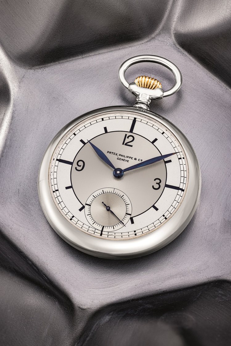 百達翡麗，不鏽鋼天文台懷錶表，配陀飛輪、擒縱、雙色表盤、額外金製外殼、琺瑯表盤及指針，型號2330，1924年製。圖／佳士得提供