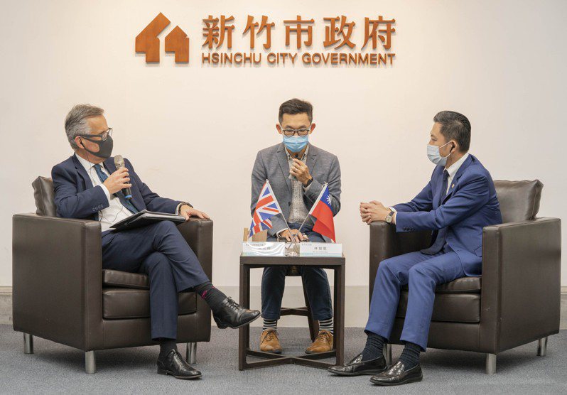 新竹市長林智堅27日與英國在台辦事處代表鄧元翰（John Dennis）會面。圖／新竹市政府提供