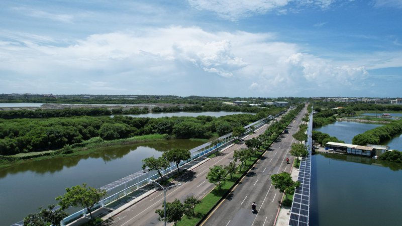 台南唯一的藝文光電綠廊南區清水路搭配前瞻計畫全面升級。圖／水利局提供
