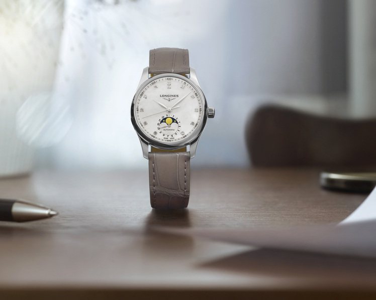 浪琴Master巨擘系列珍珠母貝面盤月相女士腕表，90,300元。圖／浪琴表提供