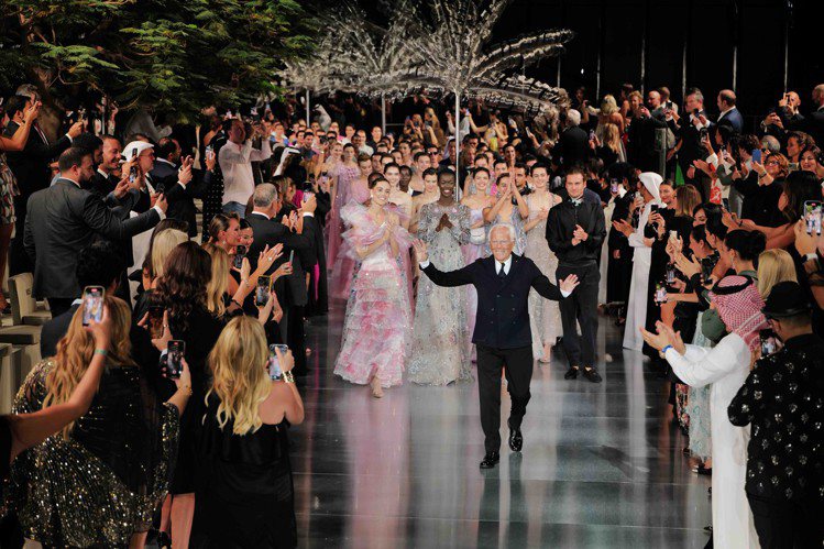 Giorgio Armani日前將歷年來遊遍世界各地的「One Night Only」活動帶到杜拜舉行，推出以品牌2022春夏男裝和女裝秀及Armani Privé 2021/22秋冬系列高級訂製精選造型組成的服裝秀。圖／Giorgio Armani提供