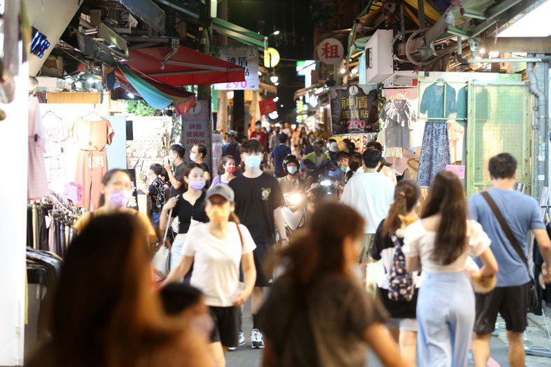 學者認為，夜市攤商多元化，什麼都有，而且平價，逛夜市就成為許多民眾生活的小確幸，圖為台北市士林夜市。圖／聯合報系資料照片