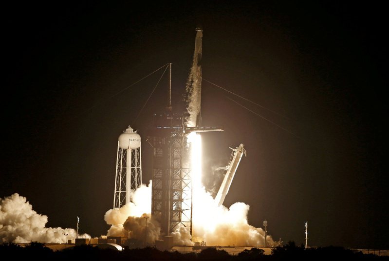 4名素人上月搭乘SpaceX的太空船「天龍號」，由獵鷹9號火箭推進升空，進行為期3天的太空旅程，但太空船驚傳「漏尿」問題。路透