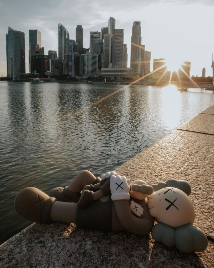 可愛的《KAWS：HOLIDAY》公仔即將抵達新加坡濱海灣。圖／取自IG @ka...