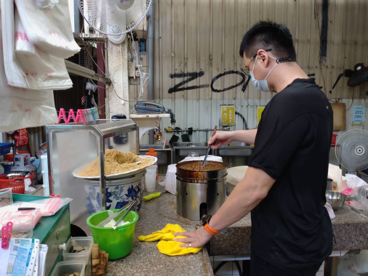 台南市中西區沙卡里巴市場的榮盛米糕是國宴小吃。 圖／鄭惠仁 攝影