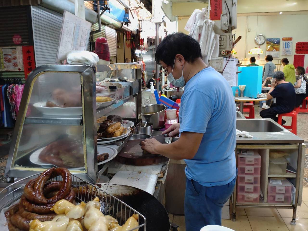 台南市中西區沙卡里巴市場的阿財（詹）點心，是遊客必吃美食。 圖／鄭惠仁 攝影
