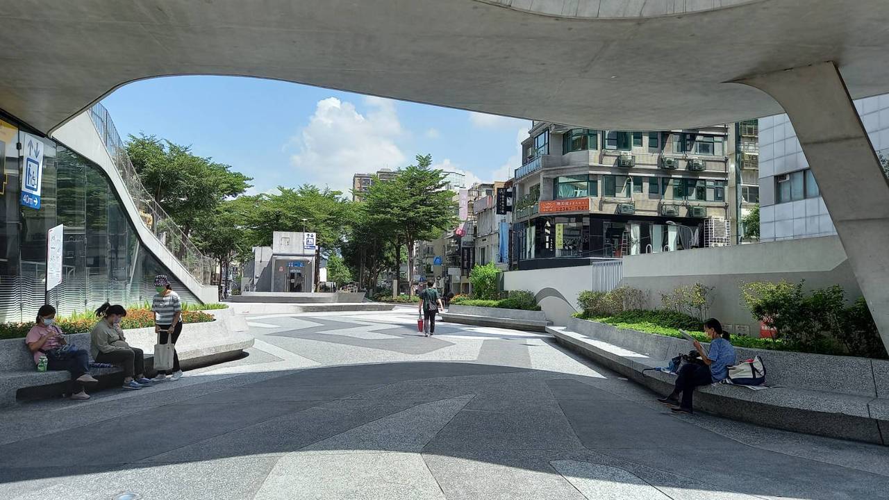 台北市府規畫市區的綠色廊帶，讓市民有更多放鬆的空間。 圖／楊正海 攝影