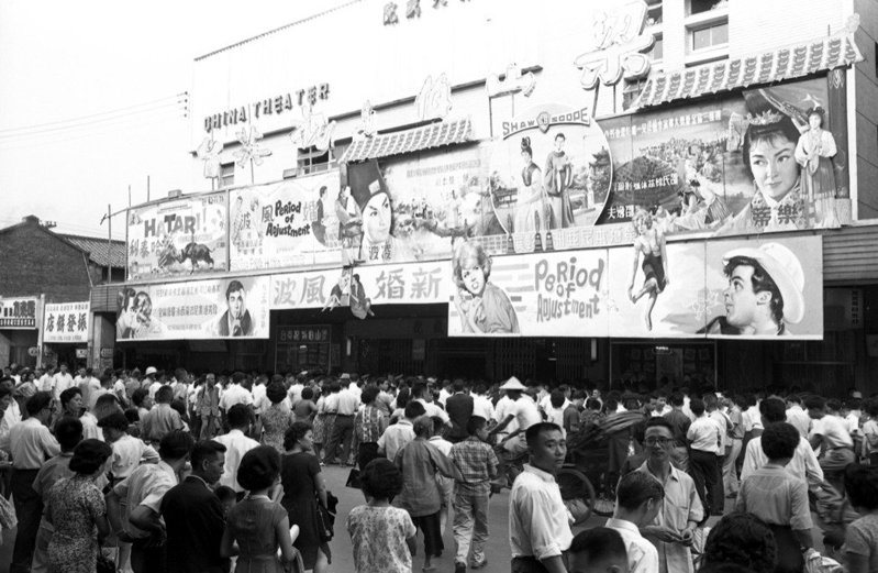 1963年《梁山伯與祝英台》自台灣上映以來，在當時中國大戲院門前大排長龍。（圖／聯合報系資料照）