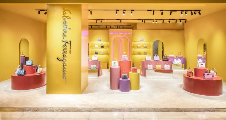 位在台北SOGO百貨忠孝館一樓的Salvatore Ferragamo珍稀皮革限時概念店，將自即日起開設至11月30日止。圖／Salvatore Ferragamo提供