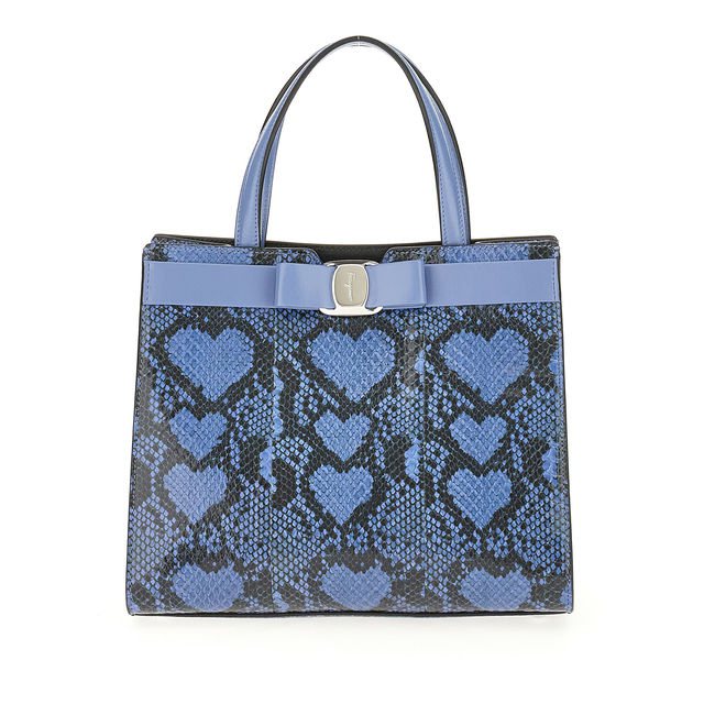 Vara Top Handle藍色愛心蛇皮提包，77,900元。圖／Salvatore Ferragamo提供