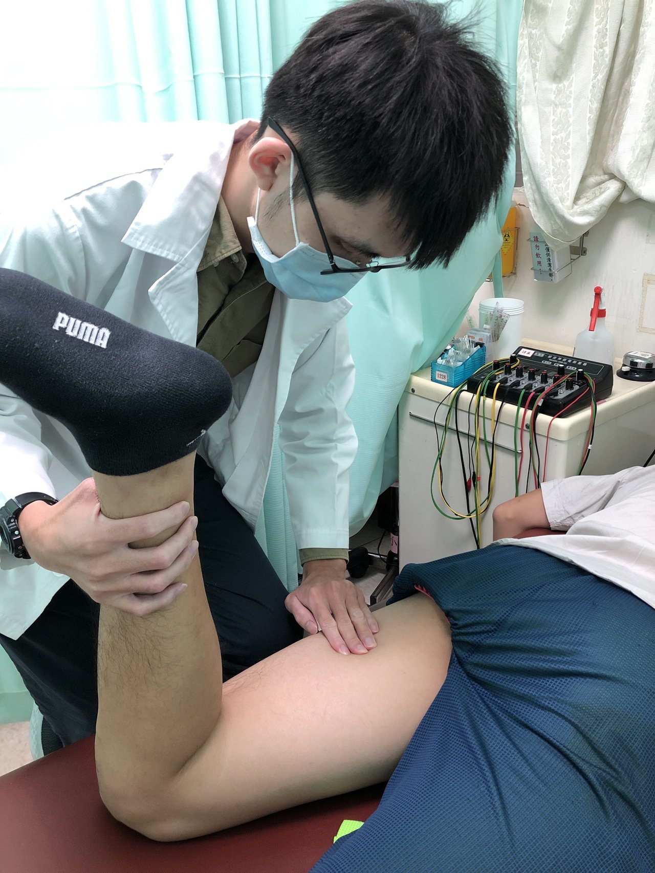 台南市立醫院中醫部醫師翁瑞陽指出，膝關節是連接大腿與小腿的樞紐，若有受損症狀就會以膝蓋疼痛表現，需要專業醫師詳細評估才能夠找到確切的病灶。圖／台南市立醫院提供