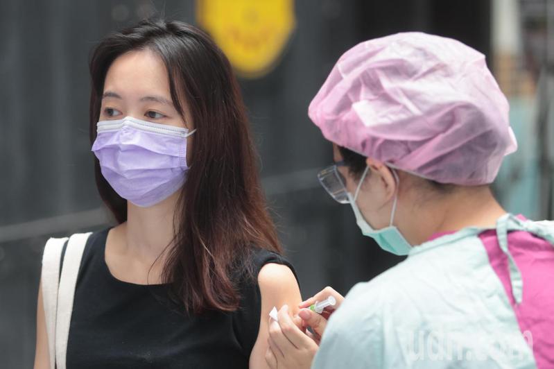 高端疫苗獲選為WHO的團結試驗疫苗，不過專家認為，WHO此舉，等於否定台灣以「免疫橋接」做為緊急授權依據的做法。圖為高端疫苗接種情形。圖／聯合報系資料照片