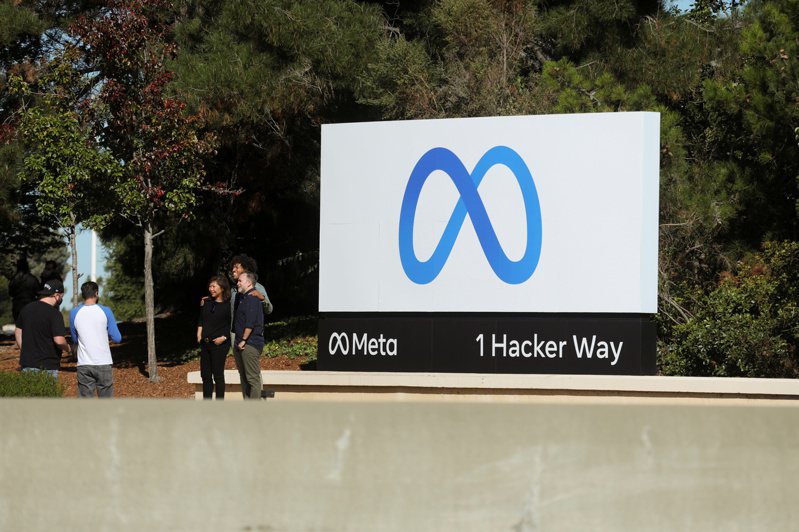 臉書（Facebook）在加州Menlo Park總部的大招牌，已經改上公司新標誌和名稱Meta。   路透